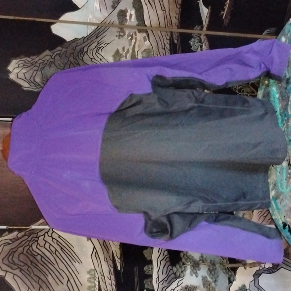 Super clean. Nike long sleeve therma fit - Picture 4 of 4